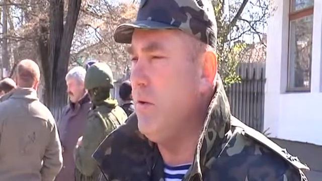 Украинский офицер доходчиво объяснил, почему русские легко захватывают воинские части в Крыму смотреть онлайн