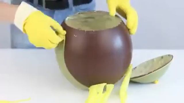 Как сделать Огромное шоколадное яйцо своими руками. Большой киндер сюрприз с конфетами внутри смотреть онлайн