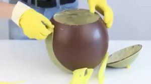 Как сделать Огромное шоколадное яйцо своими руками. Большой киндер сюрприз с конфетами внутри