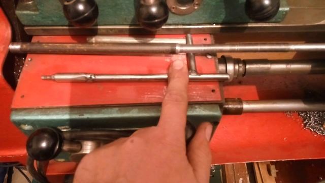 Почему при нарезки резьбы плашкой её рвёт ,и крошит? смотреть онлайн
