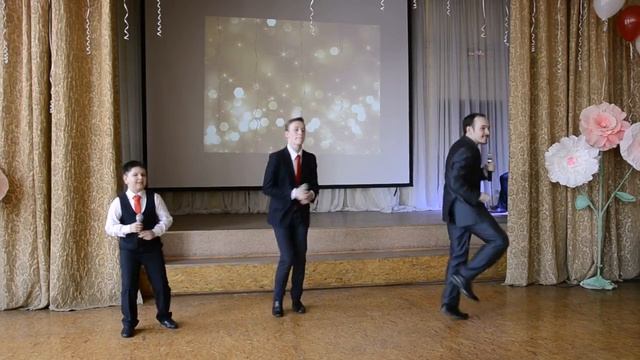 Королева красоты Дима Иванов 1Б класс. Исполнители: первоклашка, восьмиклассник и преподаватель смотреть онлайн