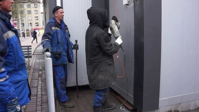Снос палатки у Северного вокзала в Калининграде 13 апреля 2017 года 2 смотреть онлайн