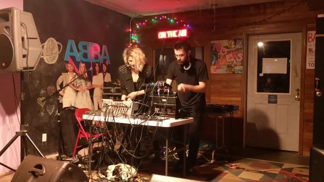 Arbitrage (QOQO ROBOQS + Market Failure) performance at Hollow Earth Radio 7/12/19 смотреть онлайн