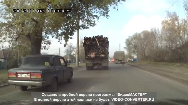 Незакреплённый груз слетел с крыши смотреть онлайн