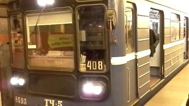 Электропоезд номер 408 прибывает на станцию метро Ладожская! смотреть онлайн