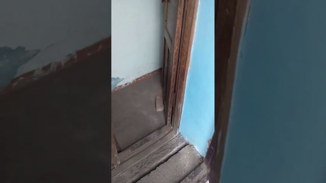 кирпич под дверь смотреть онлайн