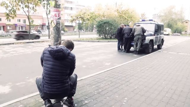 Слабо? Пьяная стрип-пластика на фонарном столбе смотреть онлайн