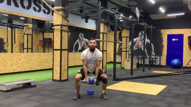 Широкий присед с гантелью смотреть онлайн