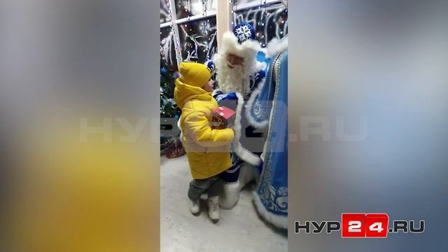 Глава Нового Уренгоя поздравляет детей в образе Деда Мороза в резиденции волшебника смотреть онлайн