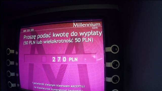 Польша , долгожданная зарплата за полный рабочий месяц , смотрим на банкомате , зарплаты в Европе смотреть онлайн