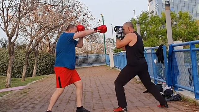 Наработка челнока и атаки, работа в парах, изучаю школу Исаева. boxing drill, shuffle. смотреть онлайн