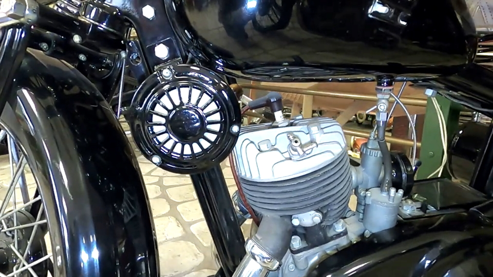 ИЖ-9. Первый серийный ижевский мотоцикл с двойным выхлопом смотреть онлайн