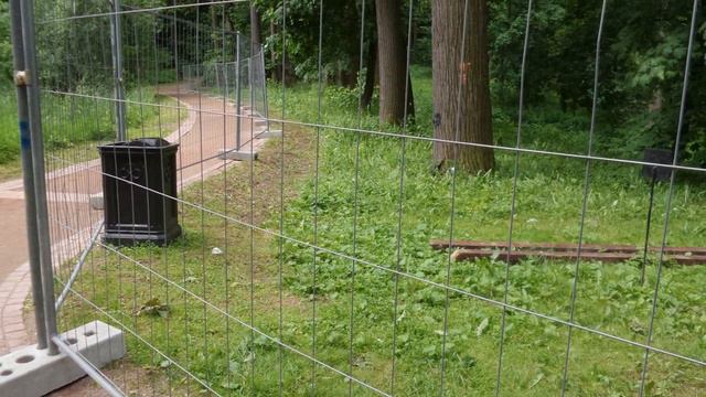 На фестивале Bosco в Царицыно вдоль ограды протоптали дорожки смотреть онлайн