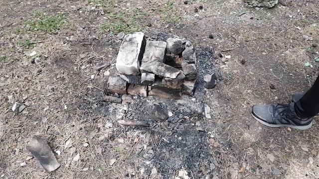 Как сделать печку из того что есть у костра? (бичевская печка) смотреть онлайн