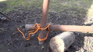 Как легко вытащить закопанные столбики подручными средствами.