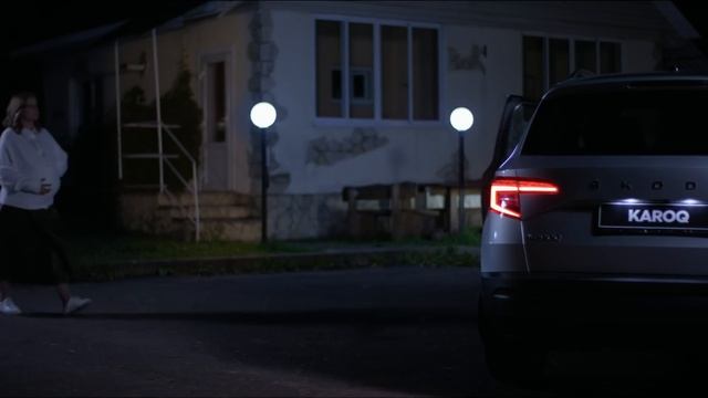 ŠKODA Simply Clever. ŠKODA KAROQ. Проекция логотипа ŠKODA