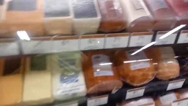 Какую колбасу едят американцы? Прогулка по супермаркету // Живу в Америке // Рина Замуж за рубеж смотреть онлайн