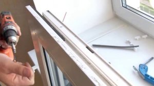 Ремонт пластиковых окон. Этап 4  Снимаем ответные планки и фурнитуру