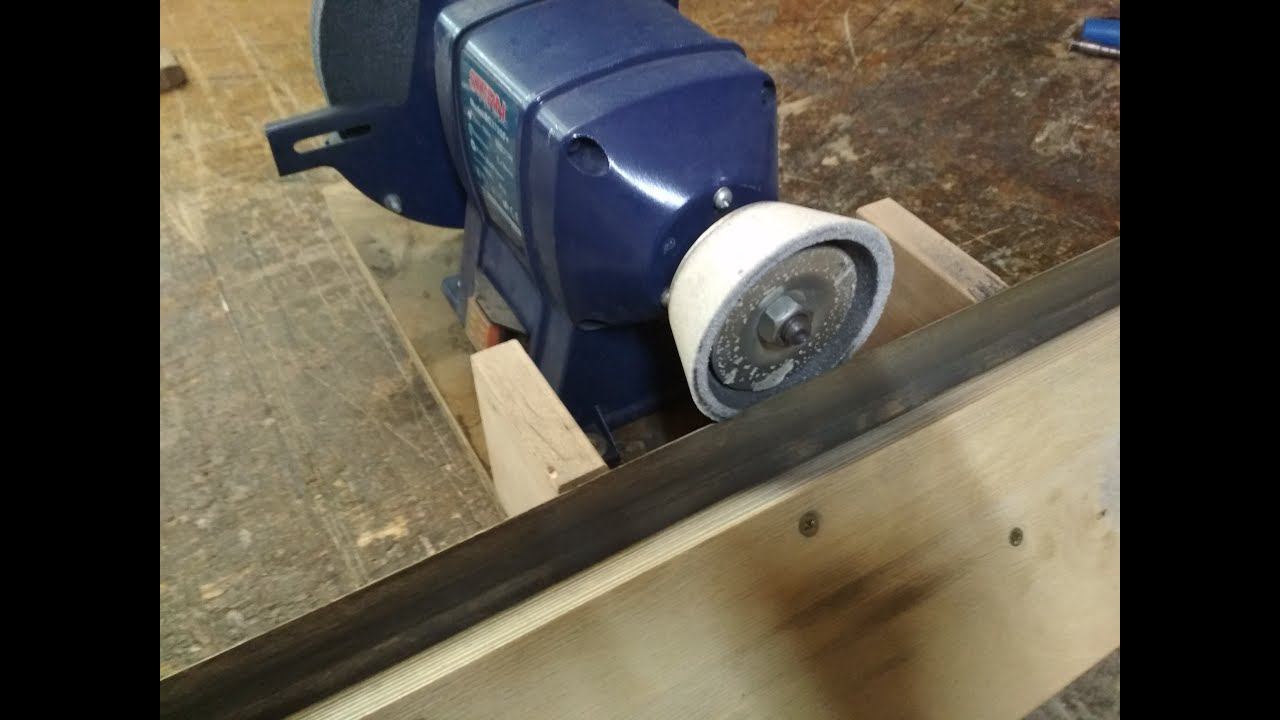 Станок для заточки ножей фуганка.