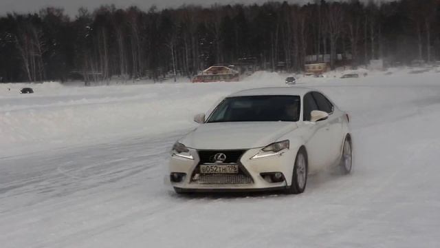 Lexus IS250 валит боком по льду!