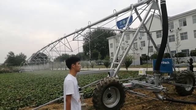 Demonstration of How An High-tech Motorized Overhead Irrigation System Works смотреть онлайн