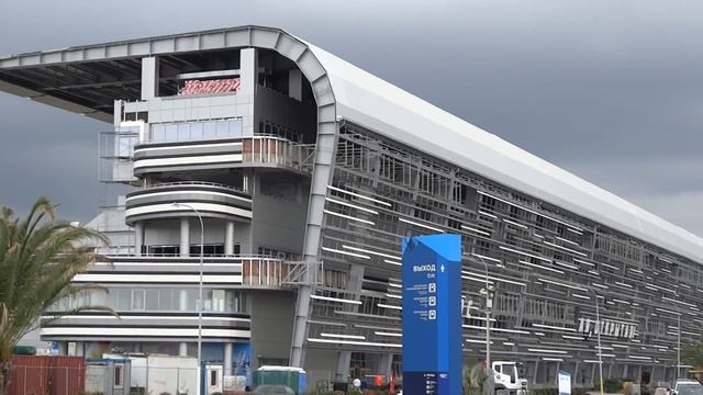 Трибуны на трассе Ф1 Сочи смотреть онлайн