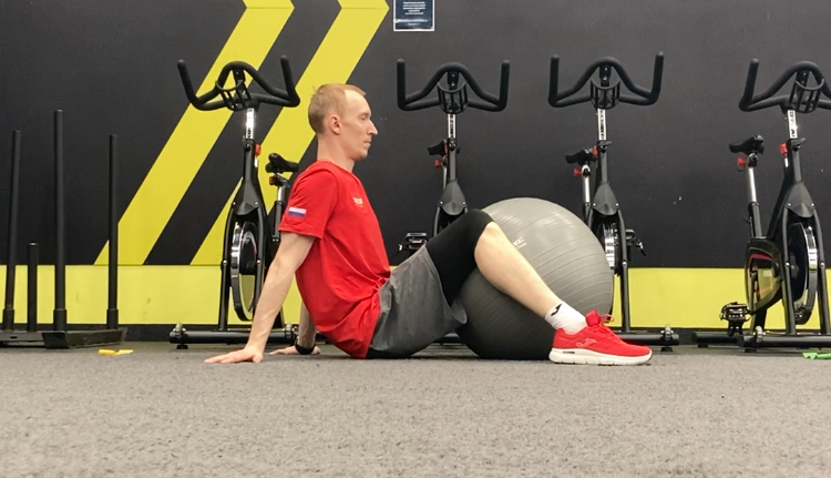 Давление коленями в фитбол