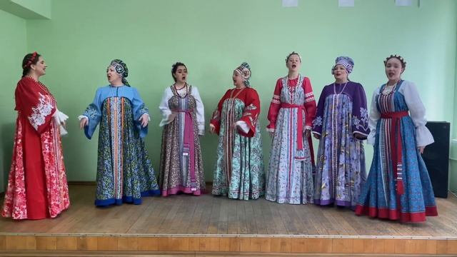 Народный коллектив ансамбль народной песни «Кумушки» песня «С потолоку сажа» смотреть онлайн