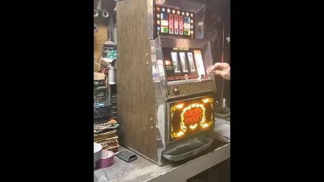 Vintage Bally slot machine from Golden Nugget Casino смотреть онлайн