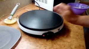 Тонкие блины на кефире с дырочками . Выпекаем блины на электроблиннице GFGRIL