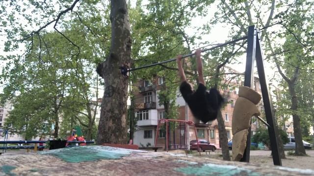 Лёгкая тренировка на улице. Кумкват в зацеп на 180. Сорвал мозоль. смотреть онлайн