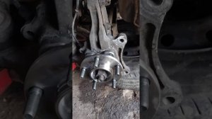 Замена передней ступицы Додж Караван. Замена шаровой.