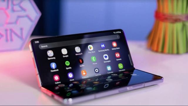 Samsung Galaxy Z Fold 5: Foldable and Lightweight with Immersive Displays| Gadget Guide смотреть онлайн