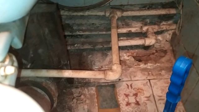 УСТАНАВЛИВАЮ ДВА СЧЕТЧИКА ВОДЫ НА ГВС И ХВС В КВАРТИРЕ ЗА УНИТАЗОМ. НЕУДОБНО ПРОСТО ЖЕСТЬ.... смотреть онлайн