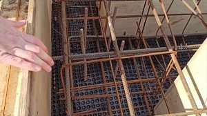 Армирование ростверка фундамента, крепление опалубки и вязка армирующего каркаса. Секреты мастеров.