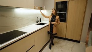 Необычная кухня на заказ "без" верхних шкафов // Светлый кухонный гарнитур без ручек // Мебель Арт