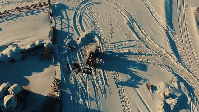 Как пасти коров на коптере зимой крс тебенюют в снегу в поле смотреть онлайн