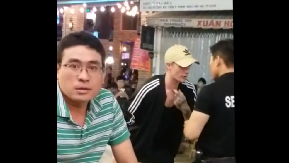 Наглое поведение иностранца во Вьетнаме или когда не стоит докапываться до охранника смотреть онлайн