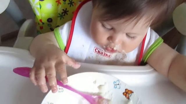 Ребёнок 1 год ест кашу смотреть онлайн