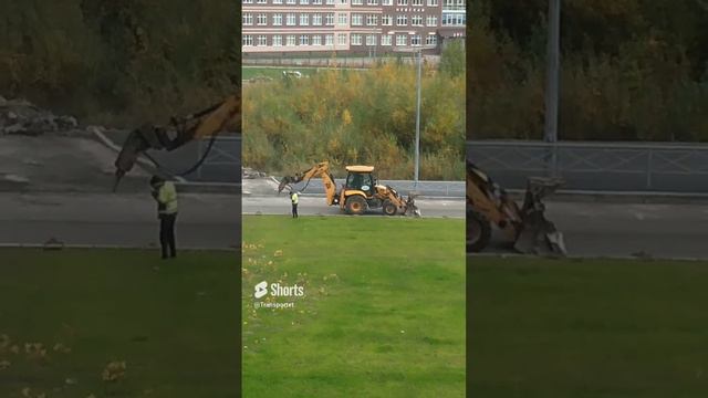 Экскаватор погрузчик делает дыры для установки ограждения #shorts смотреть онлайн