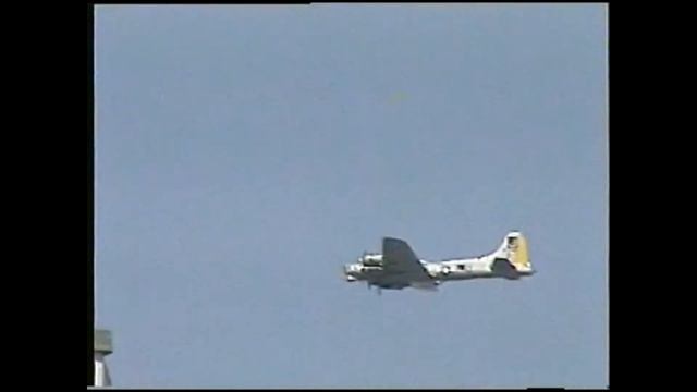 B 17 Bomber over Magnolia, Seattle, April 2011 смотреть онлайн