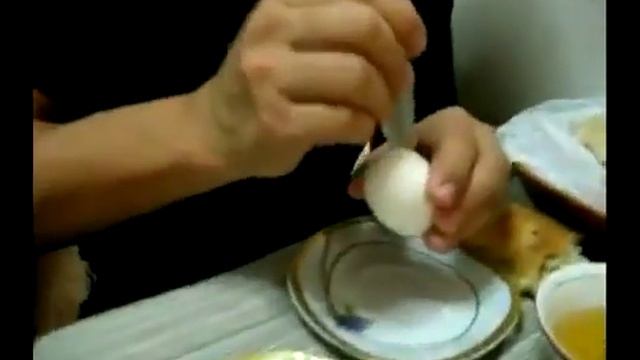 Супер быстрая чистка яйца \ Remove eggshell in 10 seconds смотреть онлайн