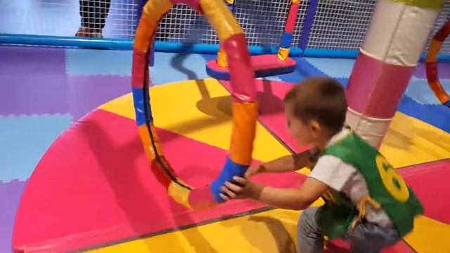 Опасности детских центров. Падение малыша в детском развлекательном центре.