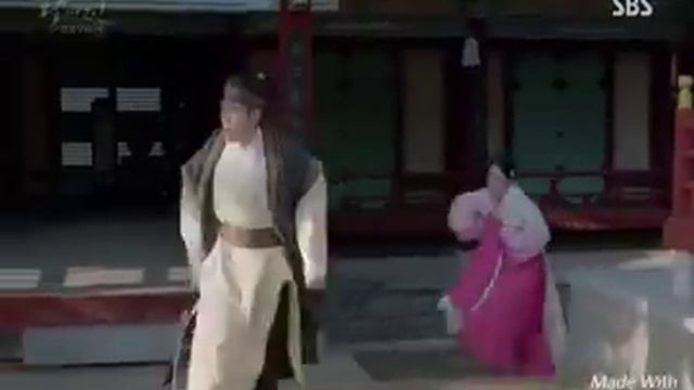 Смешной момент из дорамы алые сердца коре-Хе Су бьет принца ?? смотреть онлайн