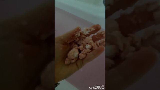 Лиза купается в ванной с бомбочками и вкусными гелями.Вathes in the bathroom with bombs and gels смотреть онлайн