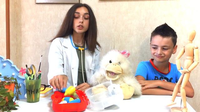 Доктор Виктория Оса Обзор Что у доктора в ЧЕМОДАНЧИКЕ Смешное Видео для Детей смотреть онлайн
