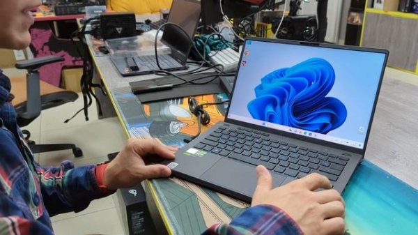 Asus Zephyrus G14 2023 RTX 4060 R9 7940HS