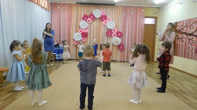 "Солнечные лучики". Утренник, посвященный празднику 8 марта в группе "Сказка" смотреть онлайн