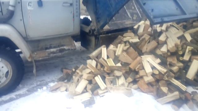 Розвантаження дров. Заявлено, що в кузові 10 куб. метрів смотреть онлайн