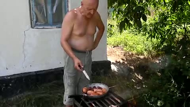 Готовка шкварчащих сарделек смотреть онлайн
